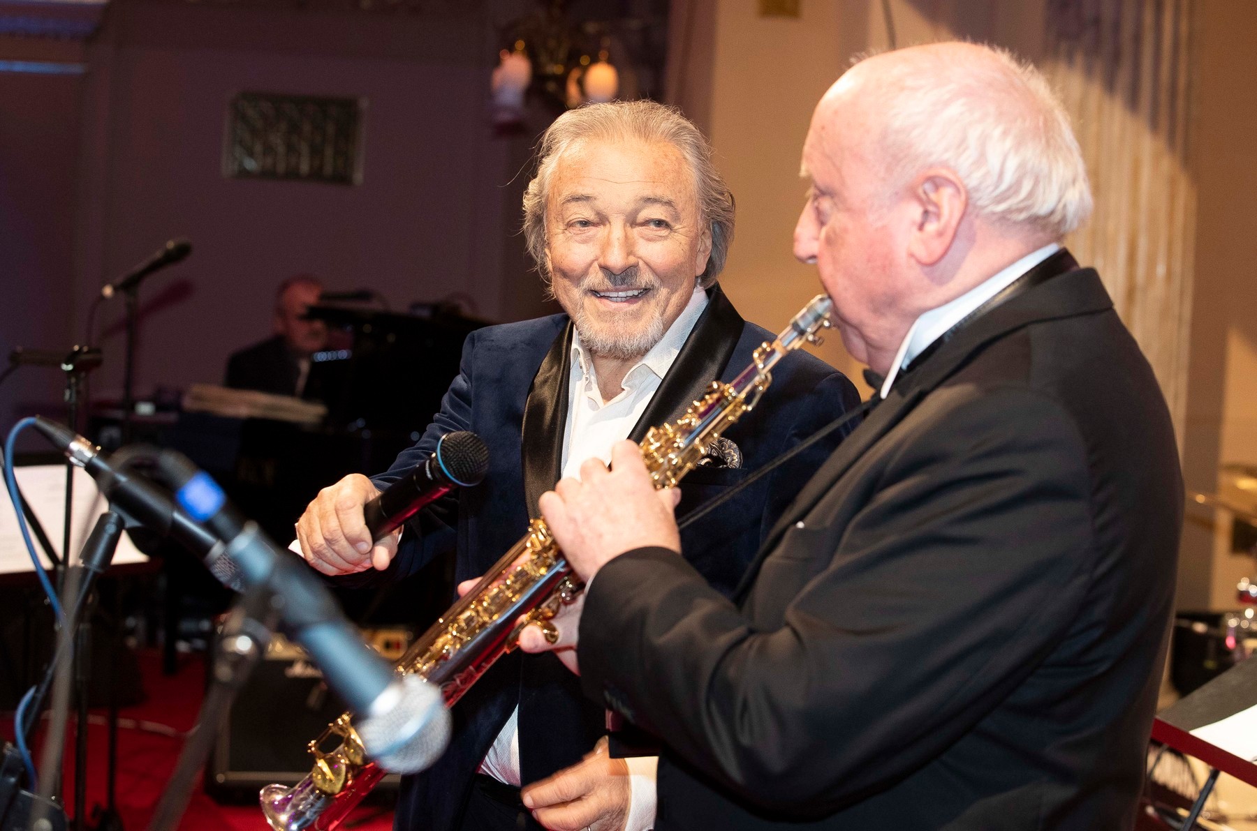 Český spevák Karel Gott s Felixom Slováčkom.