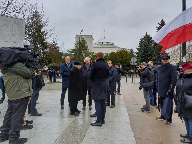Posłowie PiS zbierali się przed Pomnikiem Armii Krajowej i Polskiego Państwa Podziemnego