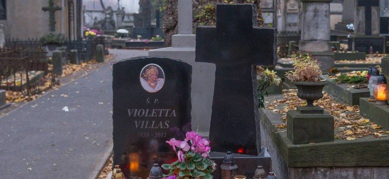 Kontrowersyjny znicz na grobie Violetty Villas. "Zdejmijcie tę głowę!" [FOTO]