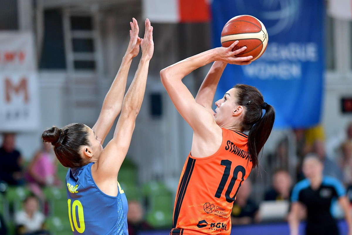 Zawodniczka KGHM BC Polkowice Dragana Stankovic (P) i Maria Conde (L) z ZVZ USK Praga podczas meczu Grupy B Euroligi koszykarek