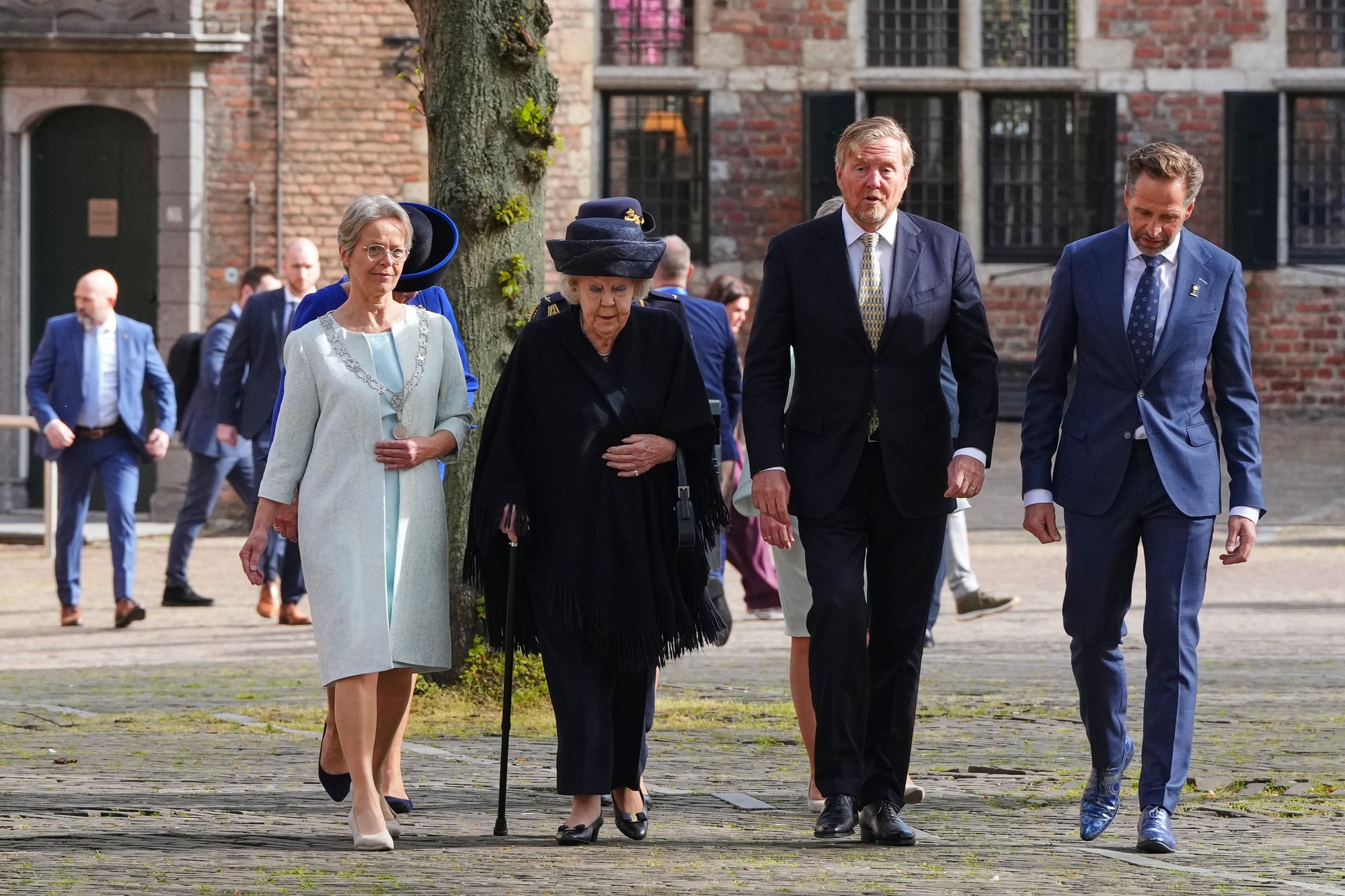 Zľava starosta holandského mesta Middleburg Yvonne van Mastrigtová, bývalá holandská kráľovná Beatrix a  holandský kráľ Viliam-Alexander.