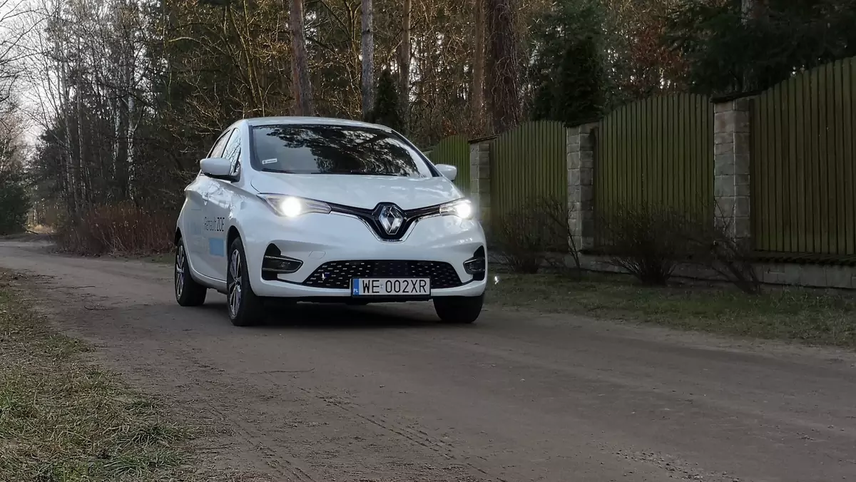 Nawet zimą zasięg na poziomie 250 km jest osiągalny, latem ZOE zajedzie dalej. Jednak naładowanie go poza domem to jest pewien problem...