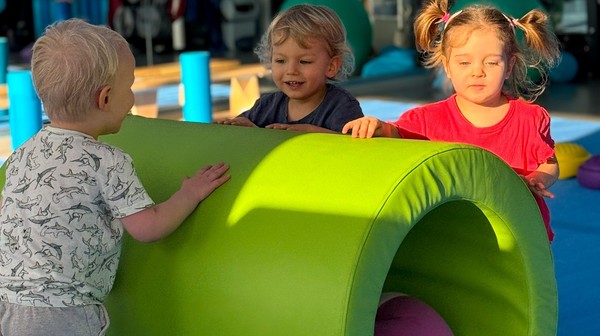 Aquakids Academy  to zajęcia, a właściwie zabawa, dla dzieci od lat dwóch (!) do dziewięciu. 