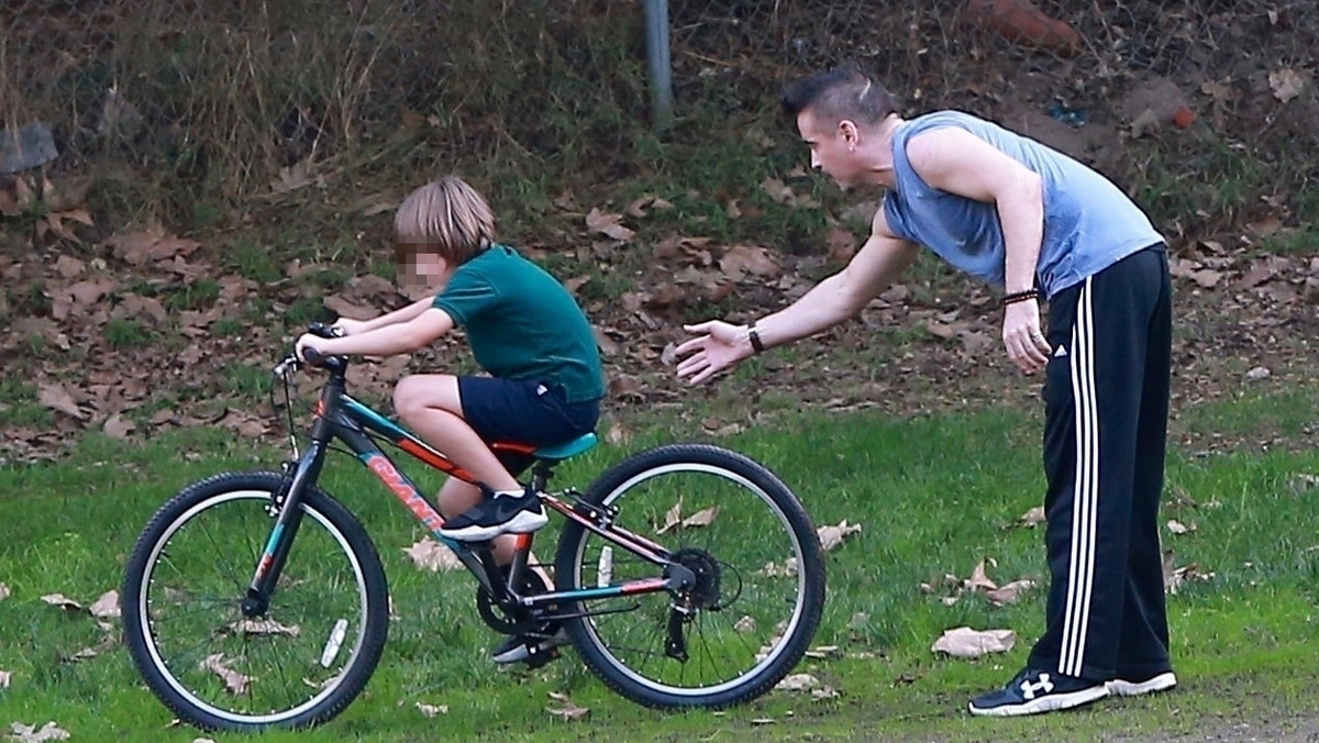 Colin Farrell uczy Henry'ego Tadeusza jazdy na rowerze