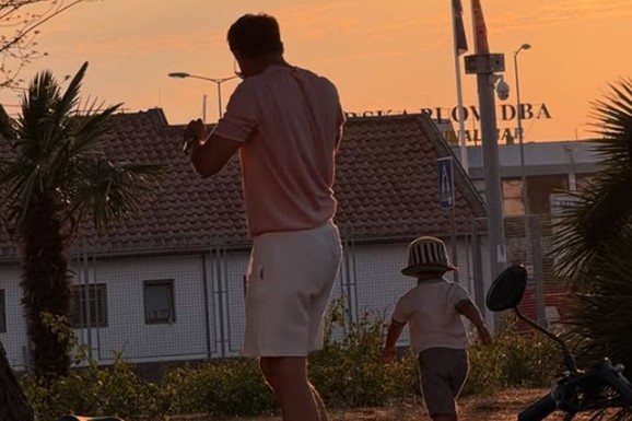 MILOŠ BIKOVIĆ SA SINOM NA CRNOGORSKOM PRIMORJU Koliko je samo Vasilije porastao! Glumac ga NOSI NA RAMENIMA, a oko njih nestvaran prizor (FOTO)