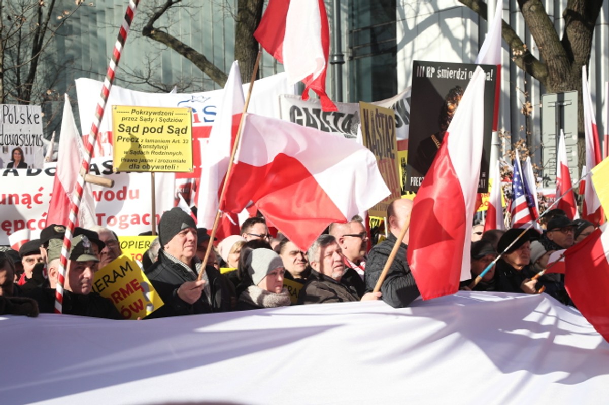 Na transparentach, które trzymają uczestnicy demonstracji widnieją napisy: "Kasta? Basta. Precz z bezprawiem, w sądach", "Sądy i prokuratura w ręce suwerena", "Fałszywe sądy, złodziejskie rządy", "Stop sądokracji", "Kasta do kasacji, usunąć z zawodu przestępców w Togach", "Kasta do pełnej lustracji".