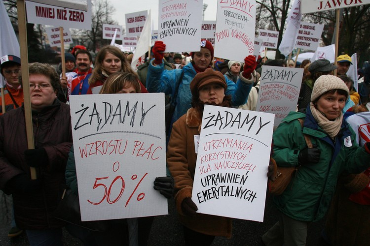 Kilkanaście tysięcy nauczycieli z całej Polski protestuje w Warszawie