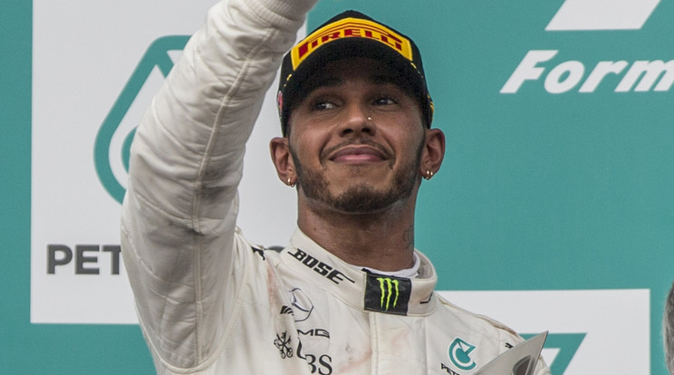 Lewis Hamilton simán vezet öt futammal a zárás előtt a vébén, érik a negyedik világbajnoki címe /Fotó: MTI