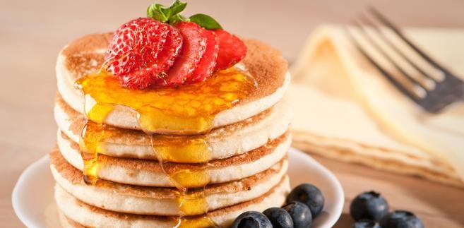 <b>Pancakes</b><br />Bardzo popularne, puszyste placuszki - amerykański odpowiednik naszych naleśników. Polane najczęściej syropem klonowym, podawane z owocami