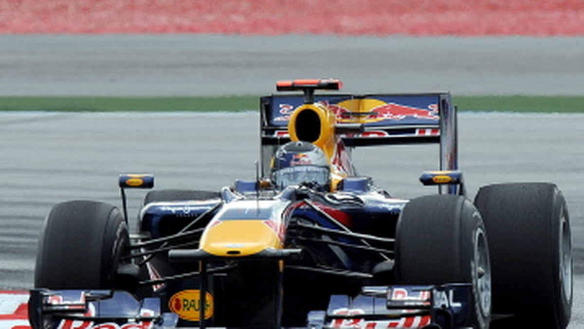 Mark Webber z Red Bulla był najszybszy podczas pierwszego treningu na torze Sepang przed niedzielnym wyścigiem o GP Malezji. Zajęcia nie były udane dla obu kierowców ekipy Lotusa Renault GP. Nick Heidfeld i Witalij Pietrow zmagali się z problemami technicznymi w swoich bolidach.
