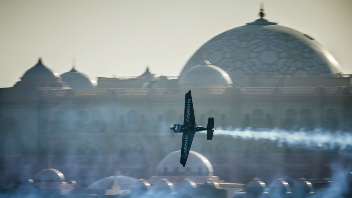 Rozgrywany w dniach 13-14 lutego przystanek Red Bull Air Race w Abu Dhabi zainaugurował mistrzostwa świata w roku 2015. Po raz drugi z rzędu zawody otwierające serię wygrał Paul Bonhomme. O jego zwycięstwie zadecydowało 0,8 sekundy o które Brytyjczyk był szybszy od Australijczyka Matta Halla.