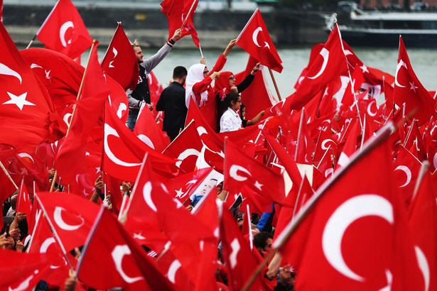 Tysiące zwolenników tureckiego prezydenta Recepa Erdogana zebrały się w niedzielę w Kolonii na demonstracji poparcia dla władz Turcji