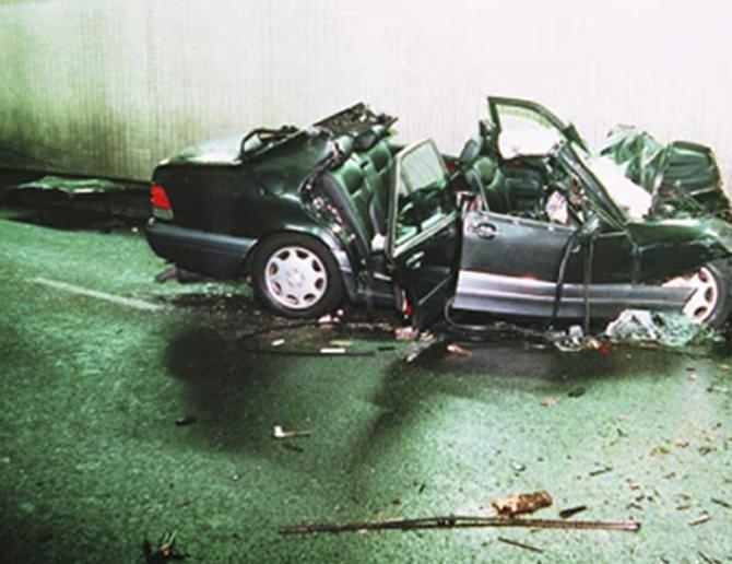 1997. augusztus 31-én Párizsban a lesifotósok elől száguldva menekülő autóval szenvedett végzetes balesetet Diana, új kedvese, Dodi Fayed is meghalt /Fotó: Northfoto