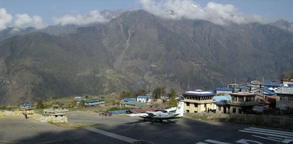 Polacy koczują na lotnisku w... Nepalu!