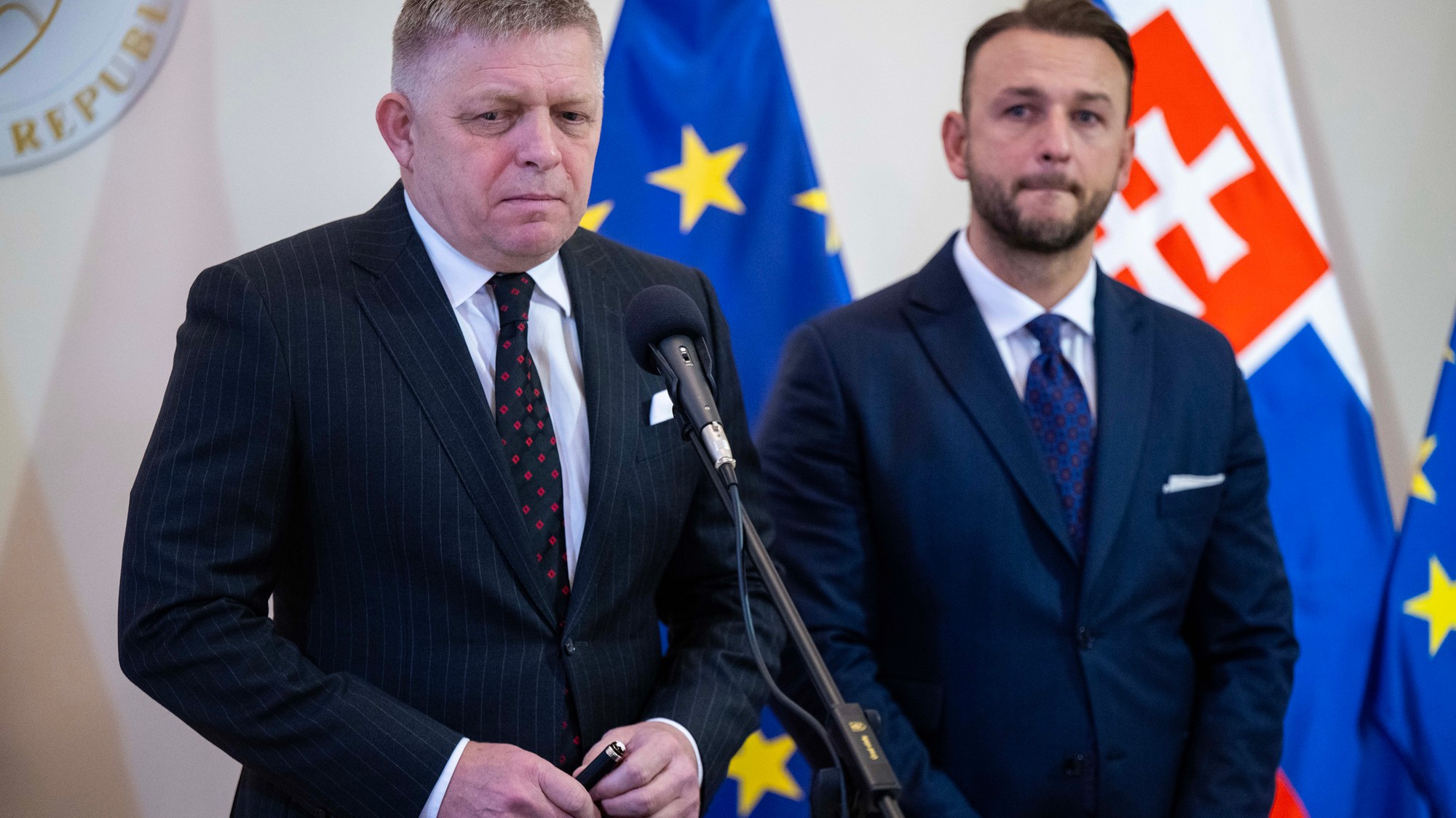 Zľava predseda vlády SR Robert Fico a minister vnútra SR Matúš Šutaj Eštok.