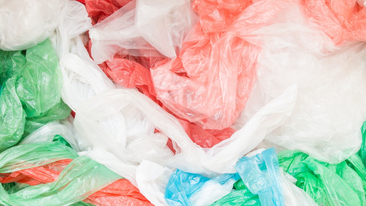 Odkąd w Anglii wprowadzono opłatę 5 pensów za plastikowe torby zakupowe, ich zużycie spadło o 85%. Dwa lata temu supermarkety na Wyspach dawały za darmo swoim klientom ponad 7,5 mld plastikowych toreb na zakupy. Odkąd wprowadzono opłatę 5 pensów, tylko podczas pierwszych 6 miesięcy od wprowadzenia przepisu liczba ta spadła do 600 mln.