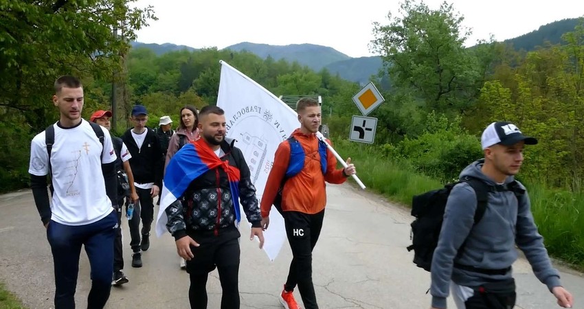 Preko 20 hodočasnika krenulo peške od Rudog do manastira Ostrog