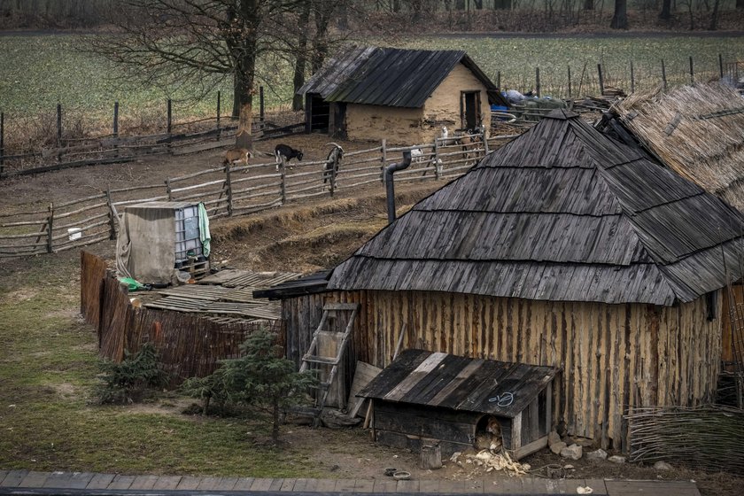 Porzucili luksusy, by żyć jak w średniowieczu