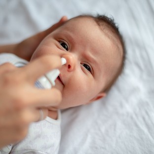 Tényleg ki kell szívni az orrot tengervizes spray után? Az orvos válaszol