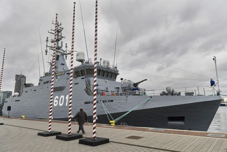 ORP 'Kormoran' jest pierwszym z serii trzech nowoczesnych niszczycieli min, które mają trafić do 13. Dywizjonu Trałowców wchodzącego w skład 8. Flotylli Obrony Wybrzeża (FOW). W ostatnich dniach, po zakończonych badaniach kwalifikacyjnych okręt został przekazany użytkownikowi. W poniedziałek Marynarka Wojenna zaprosiła media na pokład jednostki, na której we wtorek, w obecności szefostwa MON zaplanowano uroczyste pierwsze podniesienie bandery.