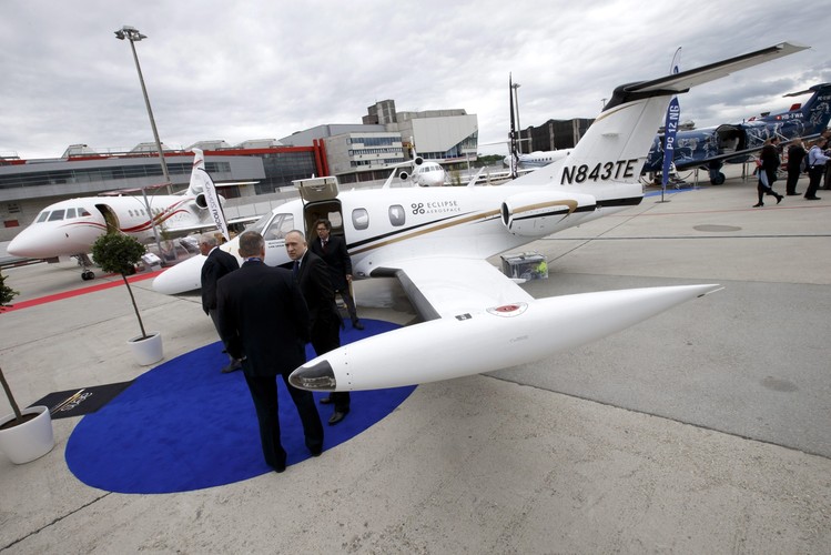 Targi European Business Aviation Convention and Exhibition (EBACE) są ważnym wydarzeniem i dorocznym miejscem spotkań europejskiego biznesu lotniczego. Konwencja skupia liderów biznesu, urzędników państwowych, producentów, pracowników departamentu lotnictwa. <br>Na zdjęciu samolot Eclipse 550, podczas 15-tej corocznej imprezy w Genewie