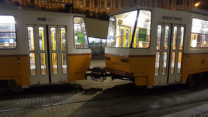 Breaking: gördeszkával siklattak ki egy villamost Budapesten