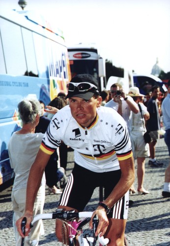 Jan Ullrich. Wybitny niemiecki kolarz, który przez wiele lat był w cieniu Lance'a Armstronga, również został przyłapany na stosowaniu dopingu. Trybunał Arbitrażowy w 2012 roku podtrzymał dyskwalifikację oraz orzekł utratę wszystkich tytułów uzyskanych po 1 maja 2005 roku.