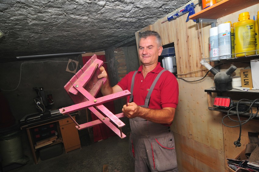 Mile stolar u svojoj radionici