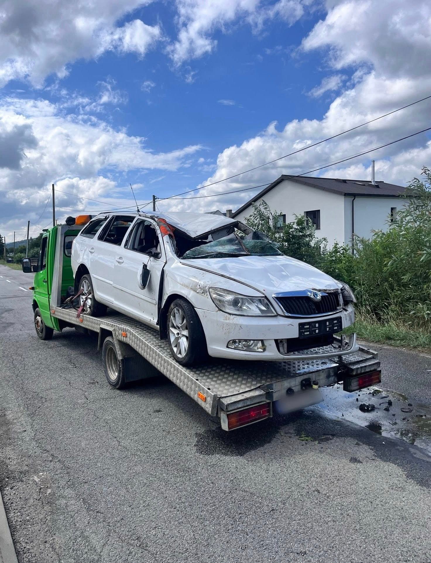 Auto pri nehode v okrese Humenné skončilo v potoku. 