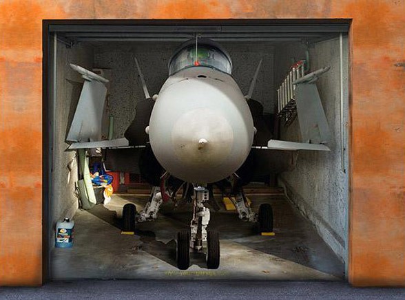 Dzięki gustownej fototapecie nudne drzwi do garażu zyskują zupełnie nowy charakter