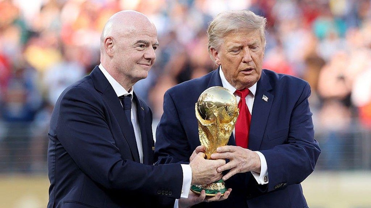 Predsednik FIFA Đani Infantino i šef Bele kuće Donald Tramp dodelili su trofej prvaka sveta reprezentativcima Španije | Foto: Getty Images