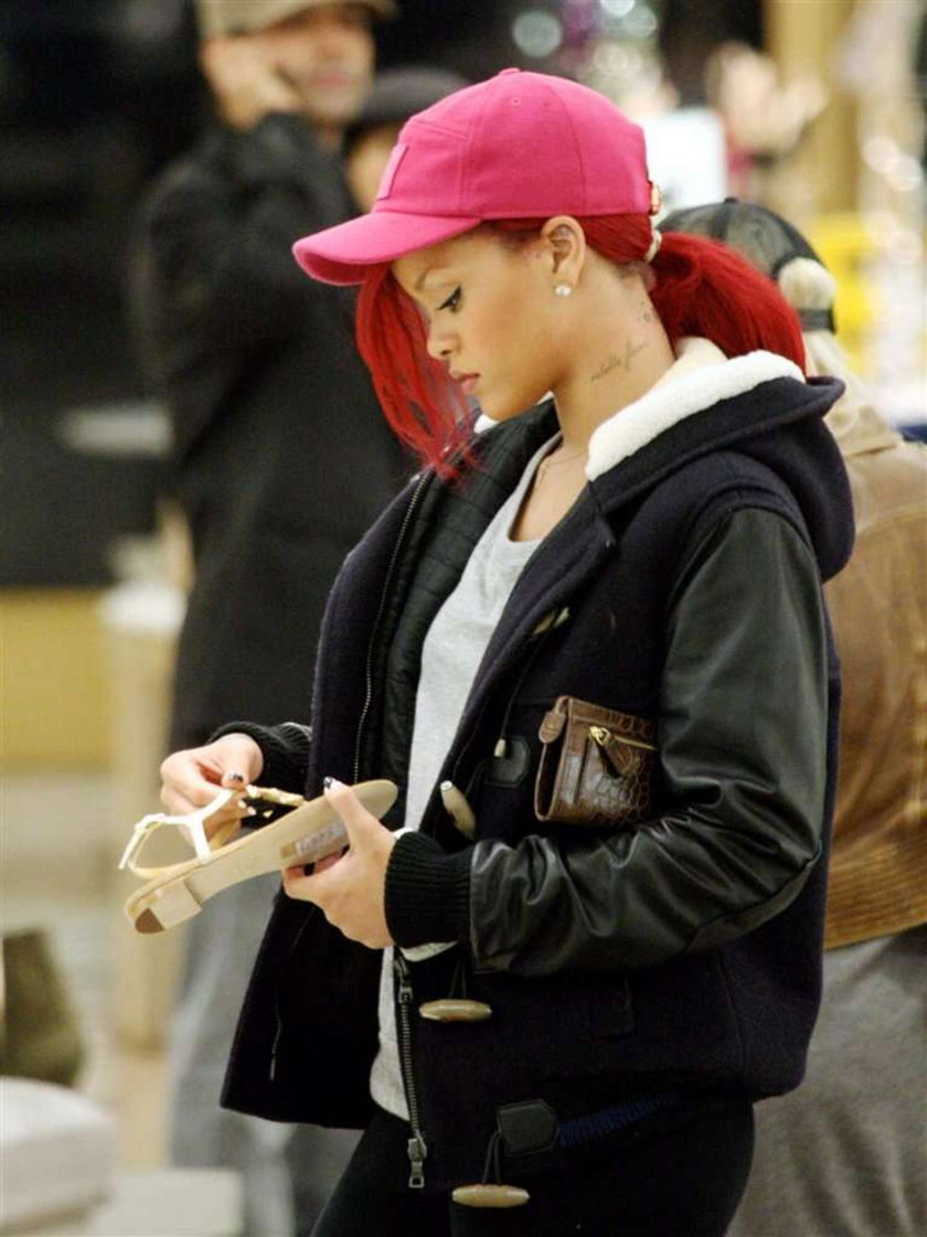 Rihanna kupuje buty pod kolor czapki