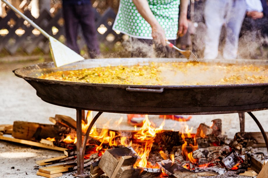 W wielu restauracjach w całej Hiszpanii zwyczajowo gotuje się gigantyczną paellę, wystarczającą na 50-100 osób. Głównymi składnikami są ryż, owoce morza, pomidory i specjalne przyprawy, a w niektórych przypadkach także kurczak.