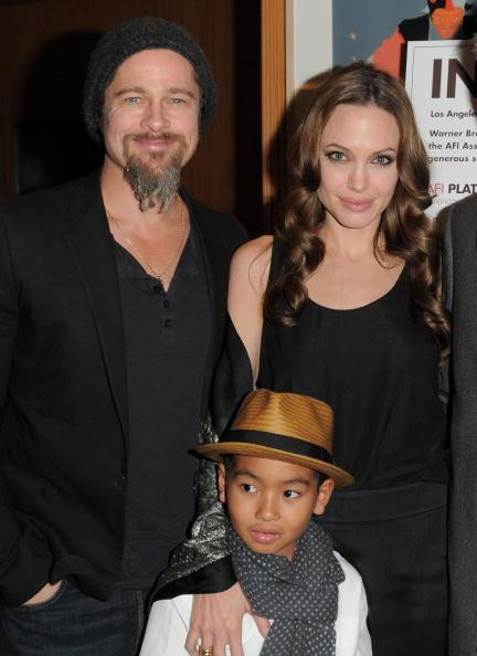 Angelina Jolie i Brad Pitt z synem na premierze filmu "Invictus"