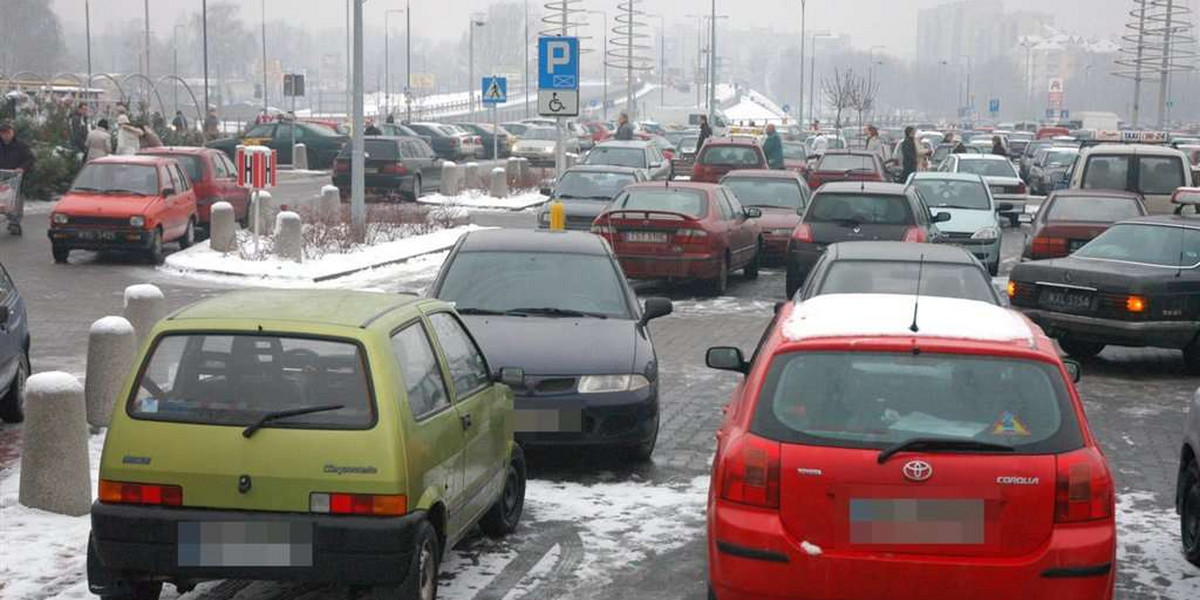 Matka zostawiła dziecko na mrozie i poszła po zakupy!