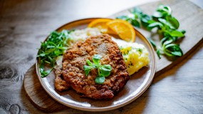 Idealne schabowe z mizerią i pieczonymi ziemniakami