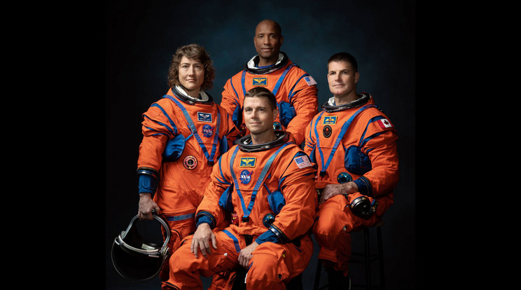 Az Artemis II küldetés legénysége: Reid Wiseman parancsnok (ül), Victor Glover pilóta (hátul középen) Christina Hammock Koch 1. specialista, Jeremy Hansen 2. specialista. A tervek szerint olyan messzire repülnek az Orion űrhajóval amedddig ember még nem jutott el a történelem folyamán. / Fotó: NASA