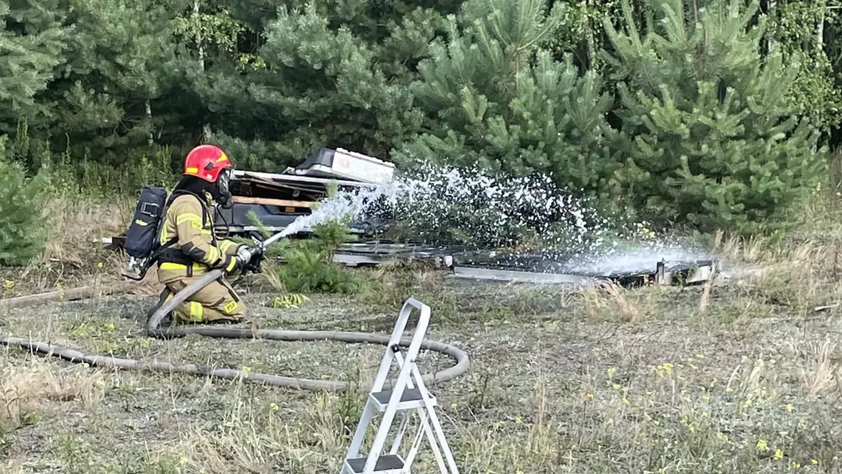 Pożar akumulatora porzuconego w lesie