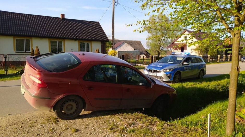 Kompletnie pijana kobieta wjechała do rowu. W aucie było jej 4-letnie dziecko