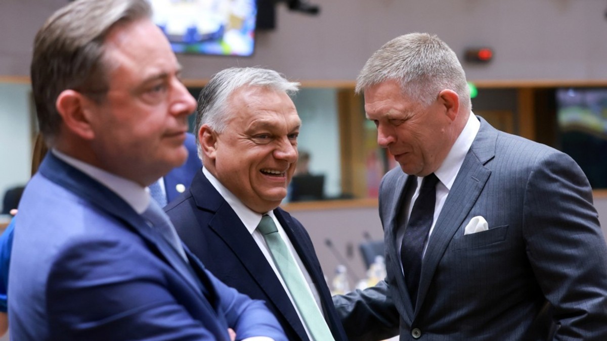 Belgijski premijer Bart de Vever, mađarski Viktor Orban i slovački Robert Fico na samitu EU u Briselu 26. juna
