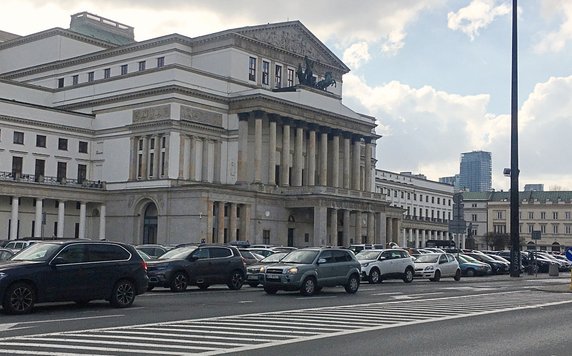 Plac zamieniony w dużej części w parking.