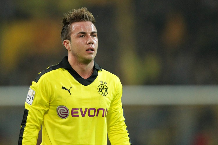 <b>7. Mario Goetze - ma 20 lat i zarabia 7,5 milionów dolarów rocznie</b><br>
Goetze najlepiej zarabiającym piłkarzem Borussi Dortmund - jego roczny kontrakt przekracza 4,5 miliona euro. <br>
Młody piłkarz otrzymuje też 1,5 miliona euro rocznie dzięki kontraktowi z firmą Nike.