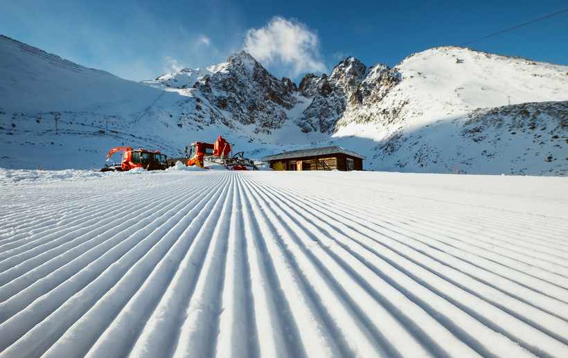 Tatrzańska Łomnica Ośrodek narciarski Tatrzańska Łomnica oferuje ponad 11 km tras narciarskich. Cały ośrodek usytuowany jest na wysokościach od 888 do 2190 metrów. Łomnica znajduje się w Tatrach Wysokich i oferuje piękne stoki i nowoczesne wyciągi. Jest to najwyższy ośrodek narciarski na Słowacji i obejmuje stok o długości 6,5 km.