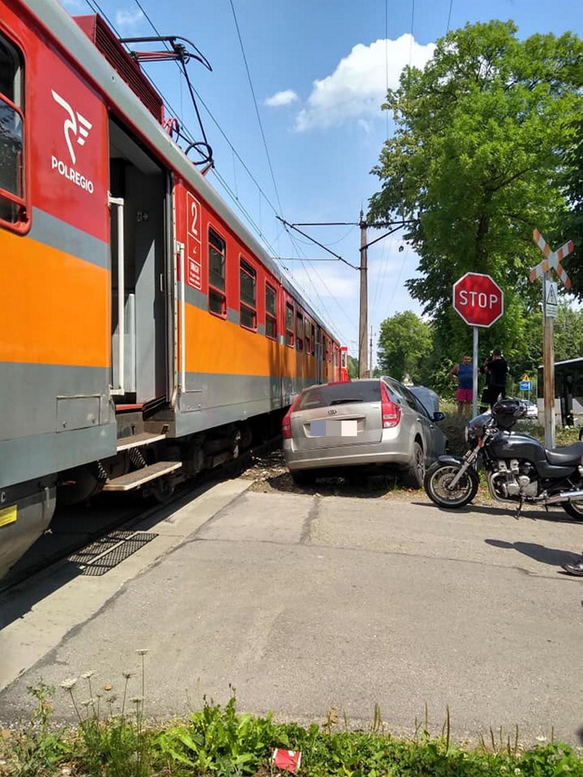 Wjechał pod pociąg i... wyszedł niemal bez szwanku