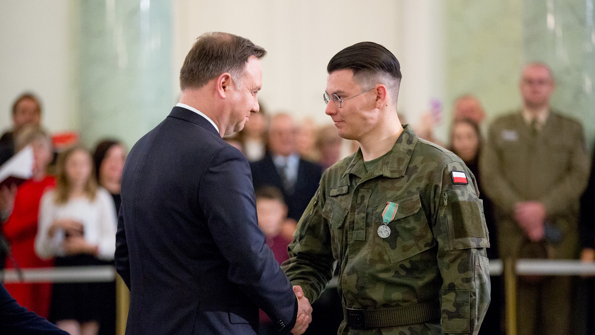 Wczoraj w Pałacu Prezydenckim w Warszawie szer. Szymon Duher z 2. Lubelskiej Brygady Obrony Terytorialnej został uhonorowany Medalem za Ofiarność i Odwagę. Odznaczenie otrzymał z rąk prezydenta RP Andrzeja Dudy.