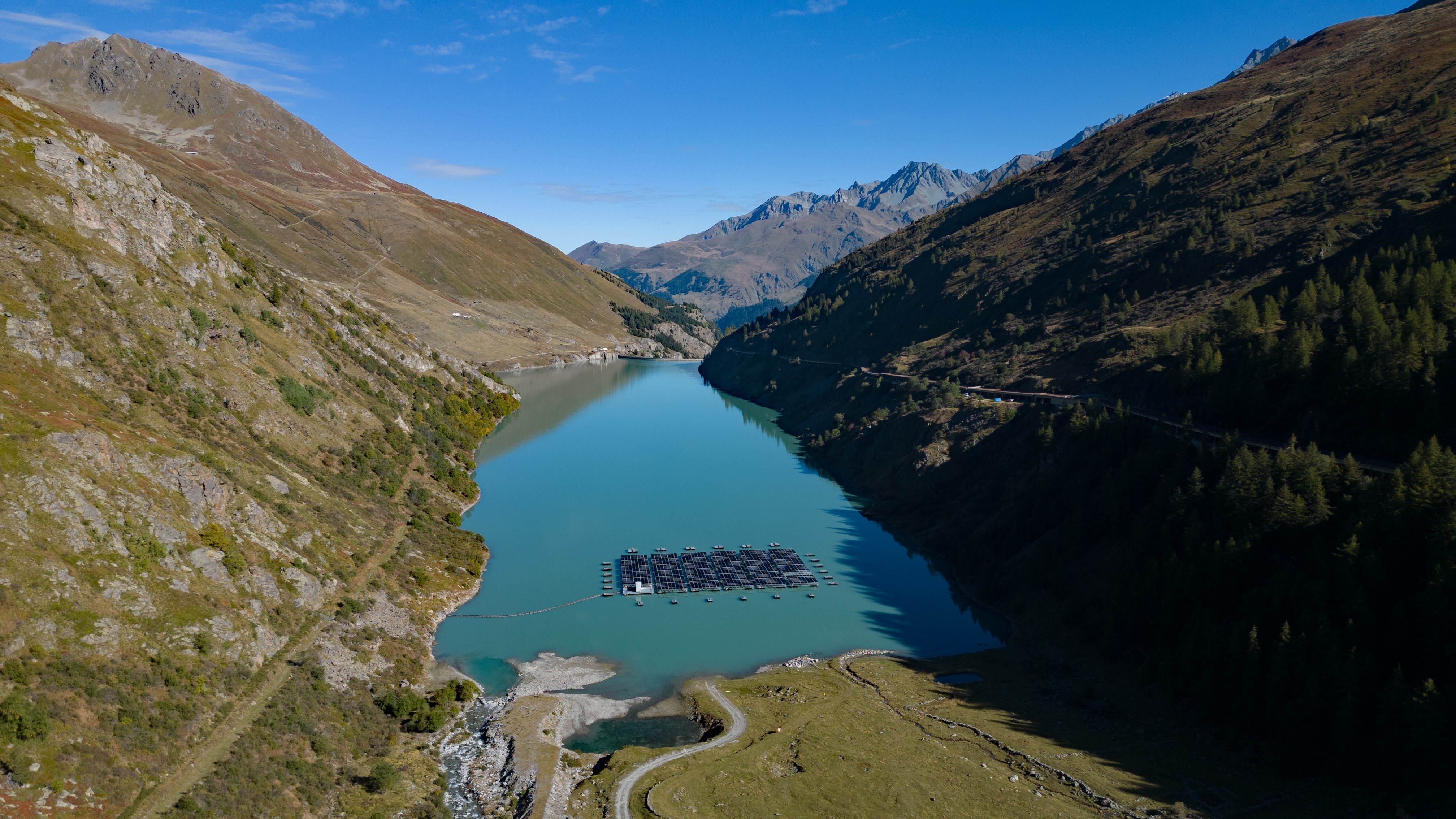 Parc fotovoltaic pe un lac din Elveția: Cât au produs cele 1.400 de panouri plutitoare din Alpi