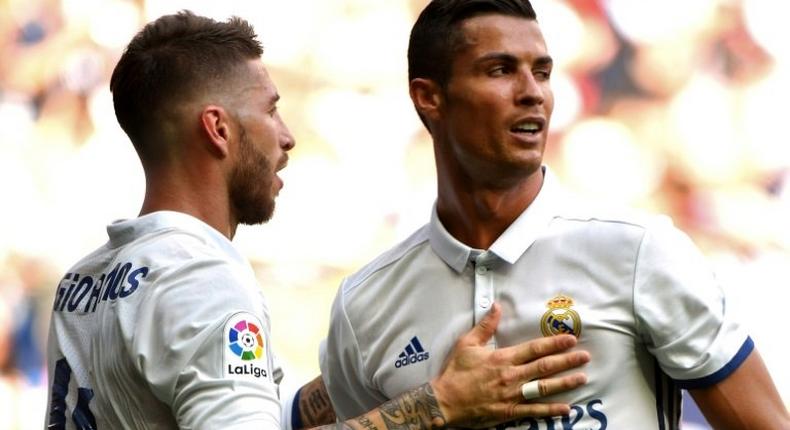 Sergio Ramos (à gauche) et Cristiano Ronaldo jouant pour le Real Madrid lors d'un match du championnat d'Espagne 2016 contre Osasuna.