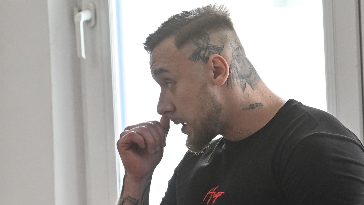 Łukasz Żak pokazuje kropkę przy oku. Strażnik więzienny mówi wprost: to jego gra