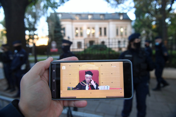Obrady TK na ekranie telefonu przed siedzibą Trybunału