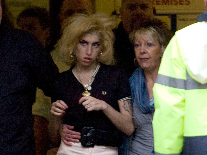 Amy opuszcza sąd w Londynie – styczeń 2008